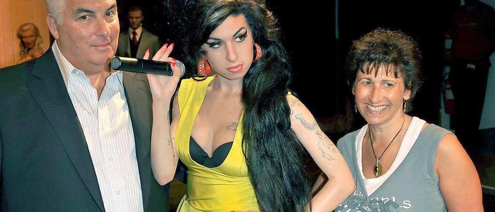 Vater Mitch Winehouse und Mutter Janis lassen sich mit der Wachsfigur ihrer Tochter ablichten.