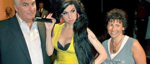 Vater Mitch Winehouse und Mutter Janis lassen sich mit der Wachsfigur ihrer Tochter ablichten.