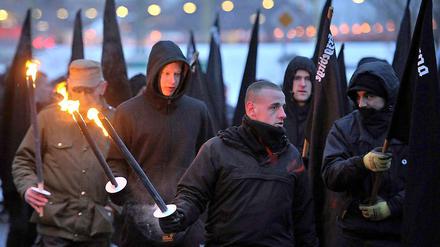 Neonazis auf einer Demonstration in Dresden. Im Web 2.0 locken sie Unterstützer.