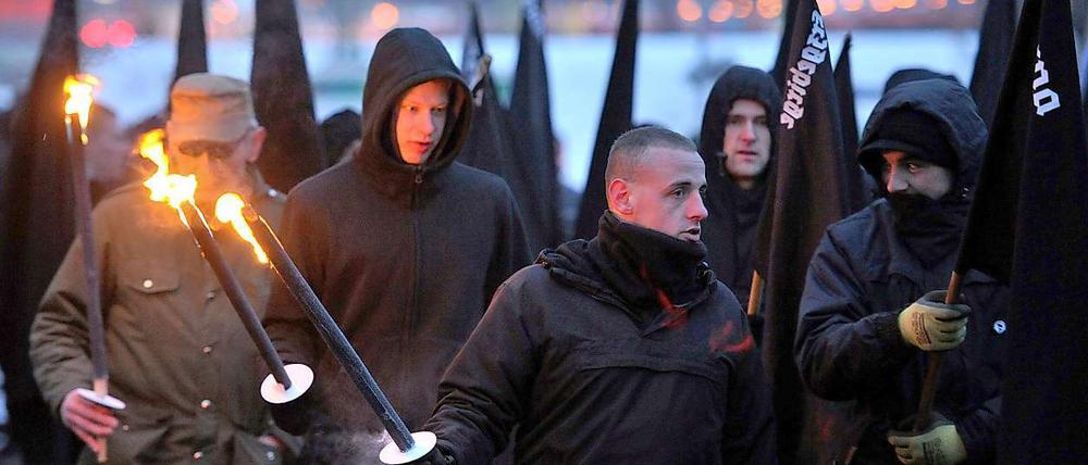 Neonazis auf einer Demonstration in Dresden. Im Web 2.0 locken sie Unterstützer.
