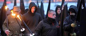 Neonazis auf einer Demonstration in Dresden. Im Web 2.0 locken sie Unterstützer.