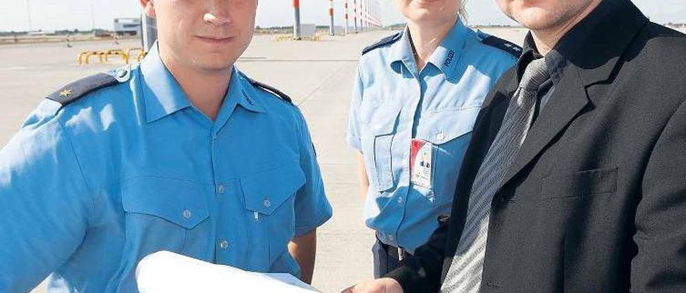 Die Polizeiplaner. Thorsten Bley (rechts) und Nico Neuendorf auf dem Rollfeld. Foto: dapd