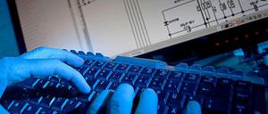Die Zahl der Hackerangriffe gegen Unternehmen und Behörden steigt.