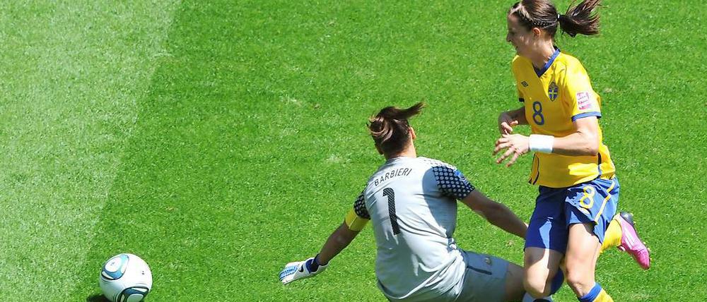Schwedens Lotta Schelin umkurvt die australische Torfrau Melissa Barbieri und erzielt das 3:1.