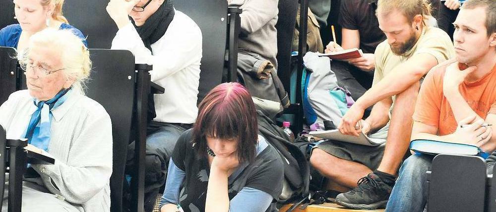 Konkurrenz um Plätze. In einer überfüllten Geschichtsvorlesung an der Uni Leipzig sitzt die Jugend auf der Treppe. Foto: picture alliance/ZB