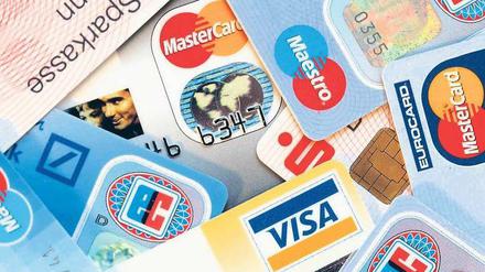 Verwirrend. Viele Kunden vermissen das alte EC-Zeichen auf ihrer Karte. Solange noch Maestro draufsteht, funktioniert bei den meisten alles wie gehabt. Mit dem neuen V-Pay-Symbol kann man nur noch innerhalb Europas zahlen und Geld abheben.
