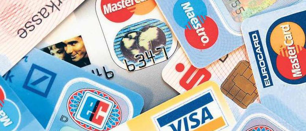 Verwirrend. Viele Kunden vermissen das alte EC-Zeichen auf ihrer Karte. Solange noch Maestro draufsteht, funktioniert bei den meisten alles wie gehabt. Mit dem neuen V-Pay-Symbol kann man nur noch innerhalb Europas zahlen und Geld abheben. 