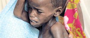 Bittere Not. Die Eltern hoffen. Foto: AFP