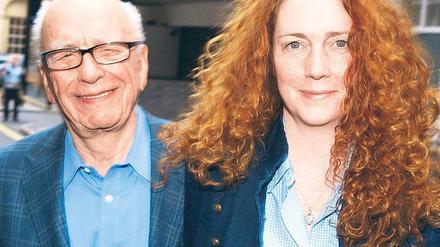 Am Ende. Rebekah Brooks ist jahrelang die wichtigste Mitarbeiterin für ihren Chef, den australischen Medienmogul Rupert Murdoch (links) gewesen. Nun geht sie. Foto: AFP