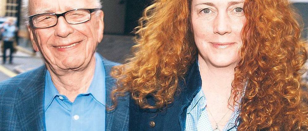 Am Ende. Rebekah Brooks ist jahrelang die wichtigste Mitarbeiterin für ihren Chef, den australischen Medienmogul Rupert Murdoch (links) gewesen. Nun geht sie. Foto: AFP