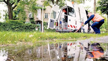 Kontrollschicht. Mitarbeiter der Potsdamer Wasserwerke entnehmen derzeit Proben aus Babelsberger Leitungen, weil das Wasser verschmutzt ist. Foto: dapd/Klaus-Dietmar Gabbert