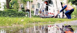 Kontrollschicht. Mitarbeiter der Potsdamer Wasserwerke entnehmen derzeit Proben aus Babelsberger Leitungen, weil das Wasser verschmutzt ist. Foto: dapd/Klaus-Dietmar Gabbert
