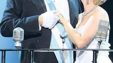 Paar-Weise. Mark Heenehan als Juan Perón und Abigail Jaye als Evita. Foto: DAVIDS