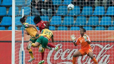 Leena Khamis (l.) erzielt das 1:0 für Australien.