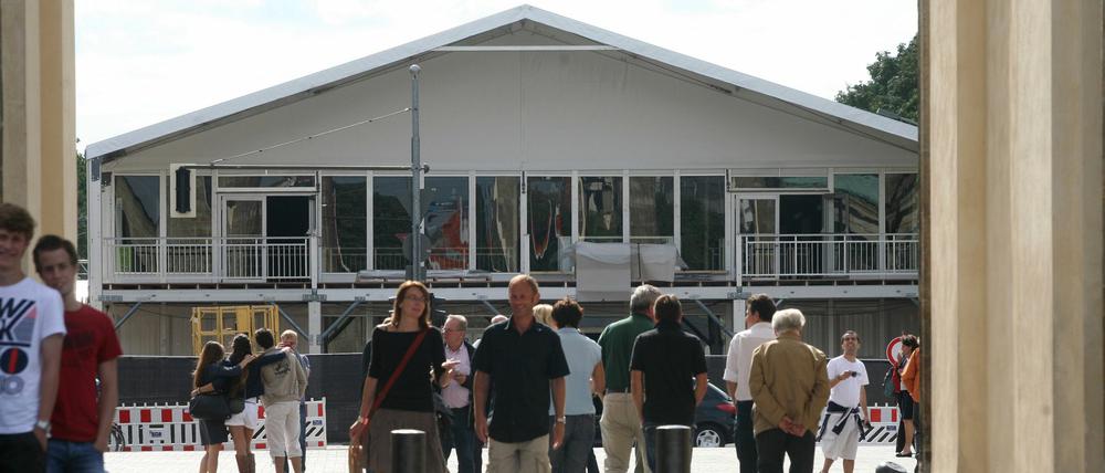 Auf der Straße des 17. Juni sind hinter dem Brandenburger Tor bereits Hallen für die Fashion Week Berlin aufgebaut.