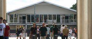 Auf der Straße des 17. Juni sind hinter dem Brandenburger Tor bereits Hallen für die Fashion Week Berlin aufgebaut.
