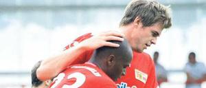 Es passt. Simon Terodde (rechts) und Silvio verstehen sich gut.