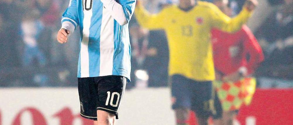 Alle auf den Kleinen. Argentiniens Star Lionel Messi enttäuschte bisher bei der Copa – in seiner Heimat vergleicht man ihn mit „Dr. Jekyll und Mr. Hyde“. Foto: Reuters