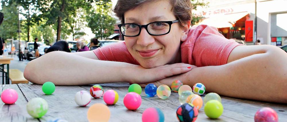 Gibt Gummi. Alexandra Müller, die Autorin unseres Textes, ist Performancekünstlerin und Journalistin.