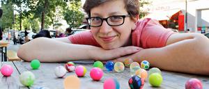 Gibt Gummi. Alexandra Müller, die Autorin unseres Textes, ist Performancekünstlerin und Journalistin.