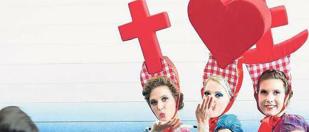 Herz am rechten Fleck. Die Models des Labels Blutsgeschwister werben auf der Messe.
