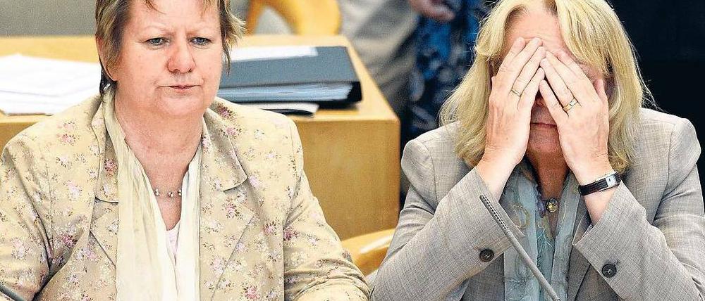 Oh Gott, die Mehrheit! Ministerpräsidentin Hannelore Kraft (rechts) und Vize Löhrmann regieren seit einem Jahr mit Minderheit. Die Linke hat als Stütze erst einmal ausgedient.Foto: dapd