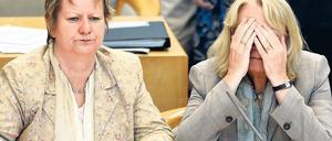 Oh Gott, die Mehrheit! Ministerpräsidentin Hannelore Kraft (rechts) und Vize Löhrmann regieren seit einem Jahr mit Minderheit. Die Linke hat als Stütze erst einmal ausgedient.Foto: dapd
