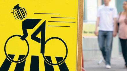 Explosiv. Der Radler mit Handgranate als Kopf kommt nicht bei allen gut an. Foto: dpa