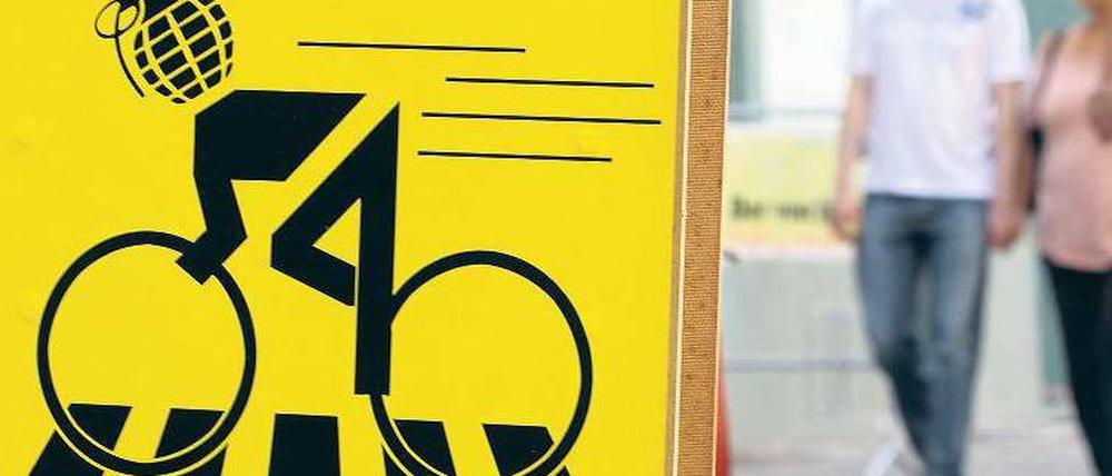 Explosiv. Der Radler mit Handgranate als Kopf kommt nicht bei allen gut an. Foto: dpa