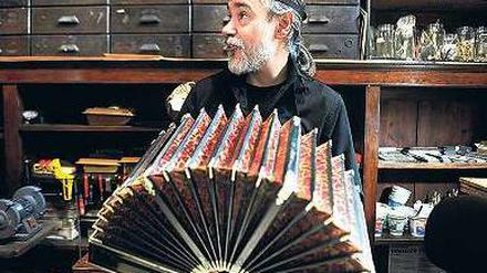 Prachtstück. Museumsleiter Oscar Fischer mit einem Bandoneon. Foto: AFP