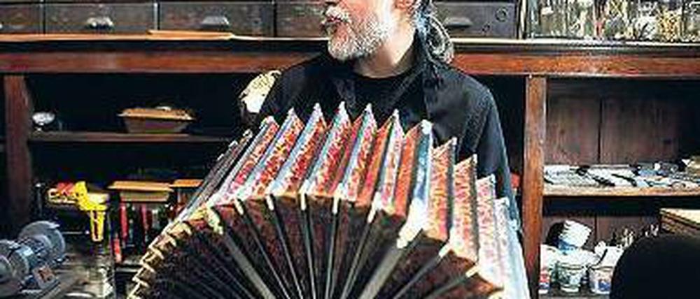 Prachtstück. Museumsleiter Oscar Fischer mit einem Bandoneon. Foto: AFP