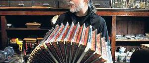 Prachtstück. Museumsleiter Oscar Fischer mit einem Bandoneon. Foto: AFP