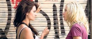 Alles erotisch oder was? Cristina (Scarlett Johansson, r.) entdeckt durch Maria (Penélope Cruz) ihre Liebe zur Fotografie: „Vicky Cristina Barcelona“. Seit 19 Jahren versucht sich das ZDF in einer Film-Reihe am Thema „Anspruchsvolle und lustvolle Unterhaltung“.