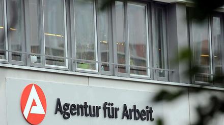 Verglichen mit dem Vorjahresmonat ist die Zahl der Arbeitslosen in Berlin leicht gestiegen.