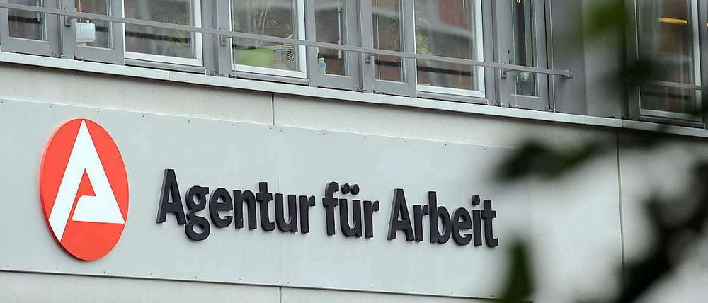 Verglichen mit dem Vorjahresmonat ist die Zahl der Arbeitslosen in Berlin leicht gestiegen.