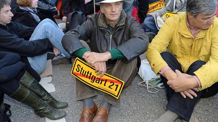 Der Schauspieler Walter Sittler nahm am Freitagmorgen an der Sitzblockade gegen Stuttgart 21 teil.
