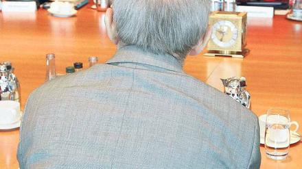 Der Dagegen-Minister. Wolfgang Schäuble hütet die Bundeskasse. Die FDP will Steuern senken. Was macht am Ende die Kanzlerin? 