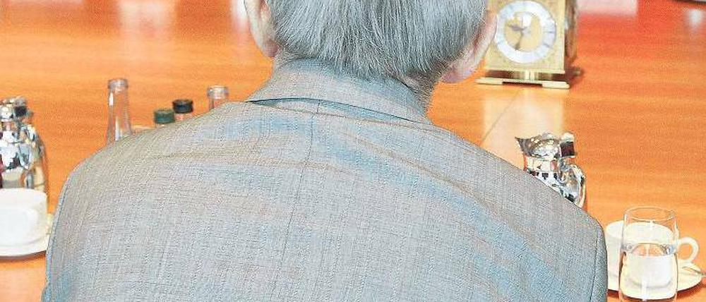 Der Dagegen-Minister. Wolfgang Schäuble hütet die Bundeskasse. Die FDP will Steuern senken. Was macht am Ende die Kanzlerin? 