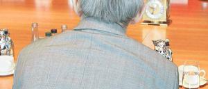 Der Dagegen-Minister. Wolfgang Schäuble hütet die Bundeskasse. Die FDP will Steuern senken. Was macht am Ende die Kanzlerin?