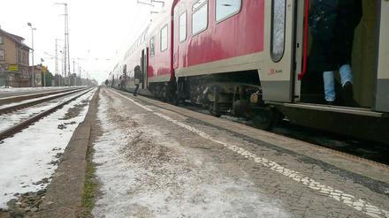Schmal und baufällig. Nur zwei Meter Platz haben Fahrgäste auf dem Wünsdorfer Bahnhof. Beide Gleise sind zudem stark befahren. Hier starb im Dezember die 15-jährige Caroline.