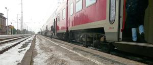 Schmal und baufällig. Nur zwei Meter Platz haben Fahrgäste auf dem Wünsdorfer Bahnhof. Beide Gleise sind zudem stark befahren. Hier starb im Dezember die 15-jährige Caroline.