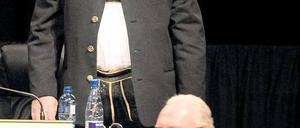 Alles verjodelt. Franz Beckenbauer (u.) applaudiert Willi Rehm, der sich stimmungsvoll für München eingesetzt hatte. Foto: dpa