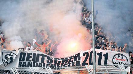 Randalemeister sind sie schon. Eintracht Frankfurt leidet unter einigen gewaltbereiten Fans. Die sind nur eines der Hindernisse auf dem Weg zum Aufstieg. 
