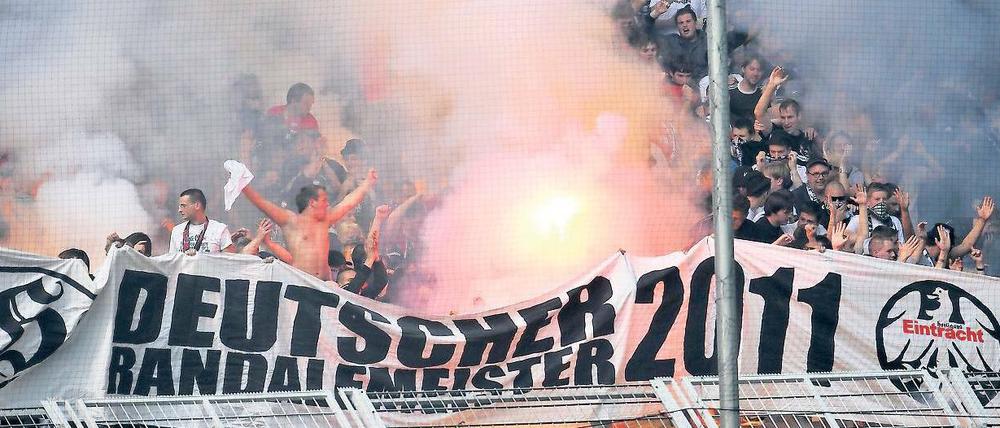 Randalemeister sind sie schon. Eintracht Frankfurt leidet unter einigen gewaltbereiten Fans. Die sind nur eines der Hindernisse auf dem Weg zum Aufstieg.