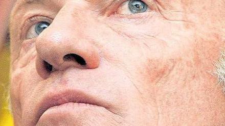 Eduard Geyer, 66, war als Spieler und Trainer insgesamt 23 Jahre für Dynamo Dresden aktiv. Energie Cottbus führte er von der Regionalliga in die Bundesliga und 1997 ins DFB-Pokalfinale.