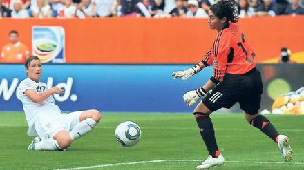Rotes Stoppzeichen. Kolumbiens Torhüterin Sandra Sepulveda raubte Abby Wambach aus den USA den letzten Nerv. Foto: AFP