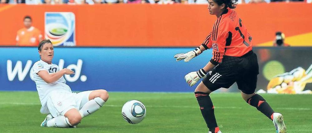 Rotes Stoppzeichen. Kolumbiens Torhüterin Sandra Sepulveda raubte Abby Wambach aus den USA den letzten Nerv. Foto: AFP