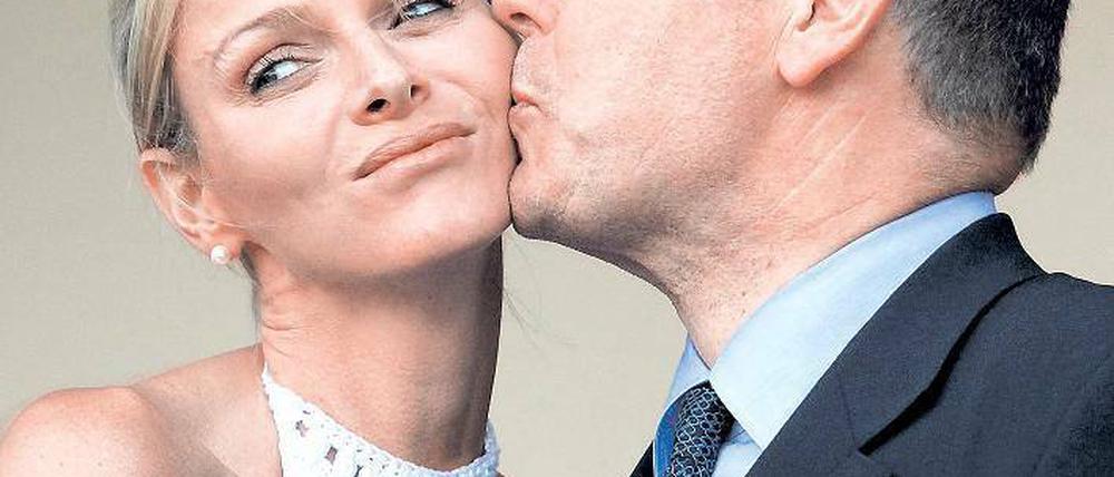 Muss das sein? Der verunglückte Kuss für die Fotografen könnte das Bild dieser Ehe prägen. Foto: AFP