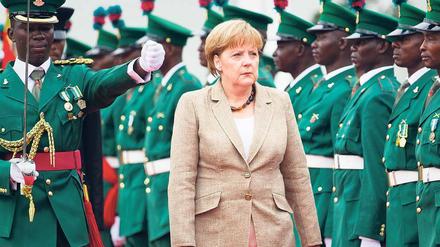 In Ehren. Die Bundeskanzlerin wird in Abuja empfangen. In der nigerianischen Öffentlichkeit spielte ihr Besuch dagegen kaum eine Rolle. Foto: Michael Kappeler/dpa