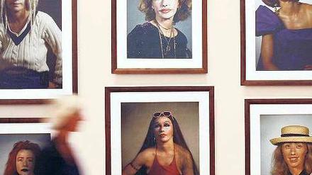 Ich sind viele. Die amerikanische Künstlerin Cindy Sherman inszeniert sich in immer neuen, verfremdeten Selbstporträts.